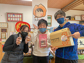 「「御食事処 大丸」の「天ぷら屋のサーターアンダギー 三角みかん味」」